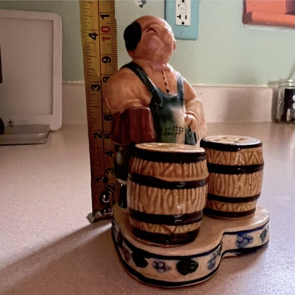 Vintage Bartender with Kegs Salt & Pepper 3 piece set Antique - Picture 5 of 9